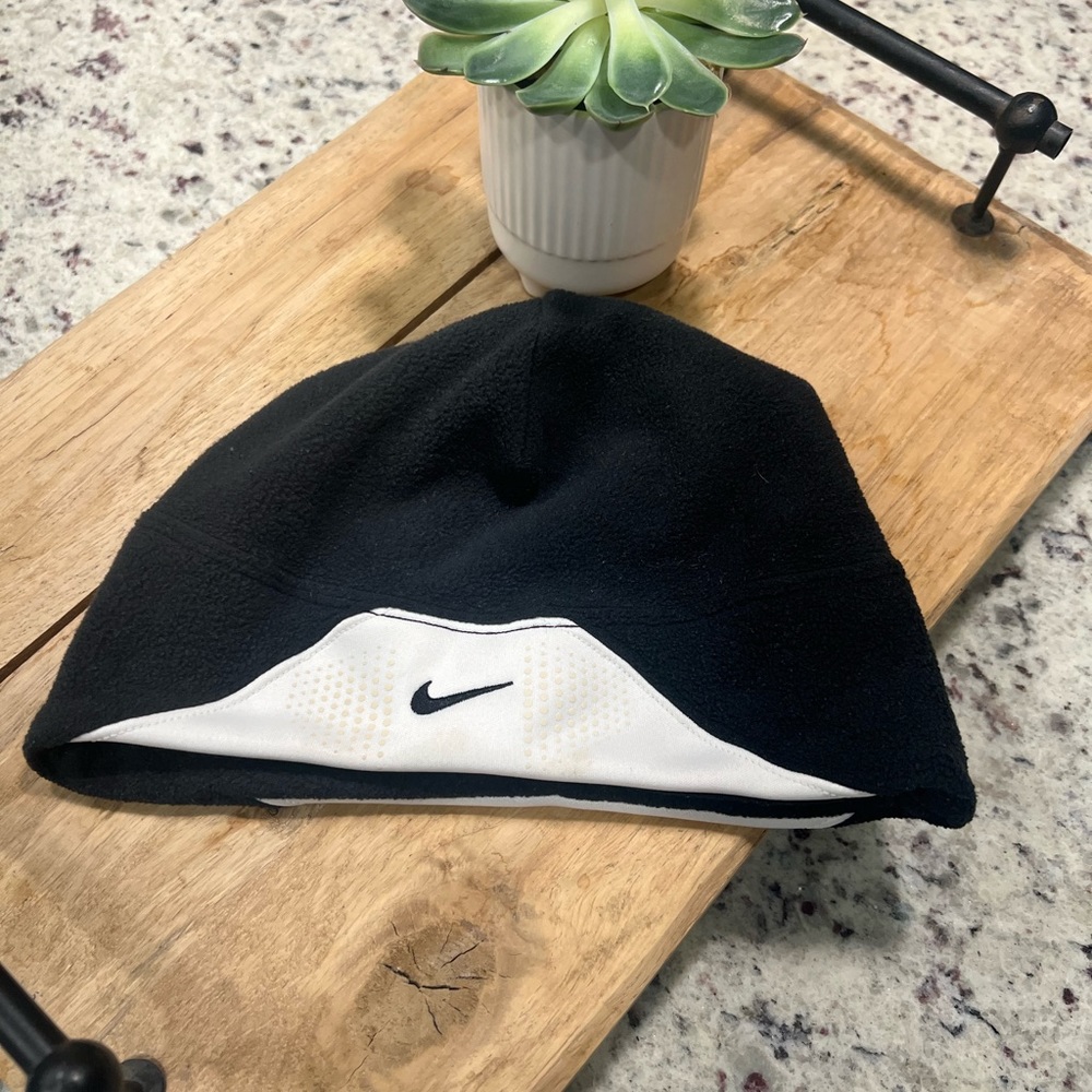 Nike Women’s Running Hat with ponytail hole.